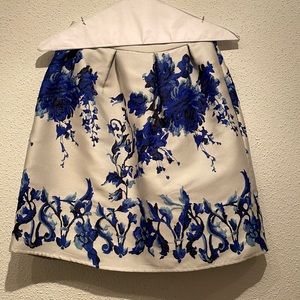 Off white embroidered skirt. About a size two (28inch waist). Brand: The Moon